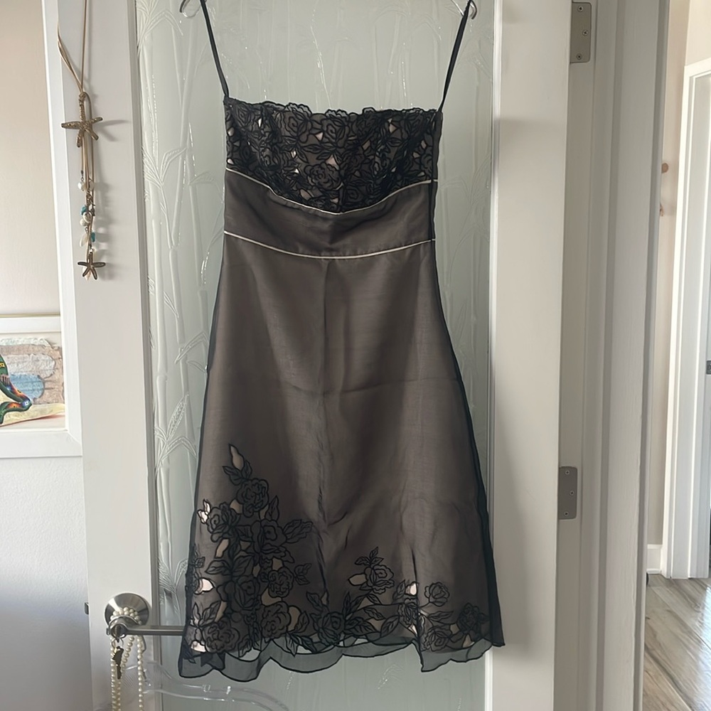 White House Black Market Beautiful Dress 🌸. 100% Silk Lining. It’s Gorgeous